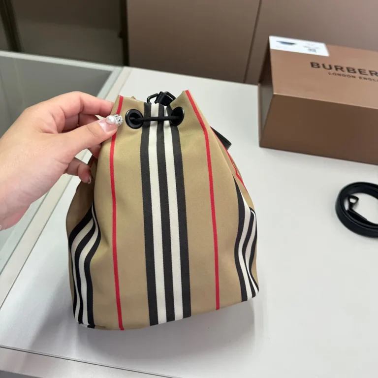 BURBERRY Classic Bucket Bag 17*12*20CM - Image 6