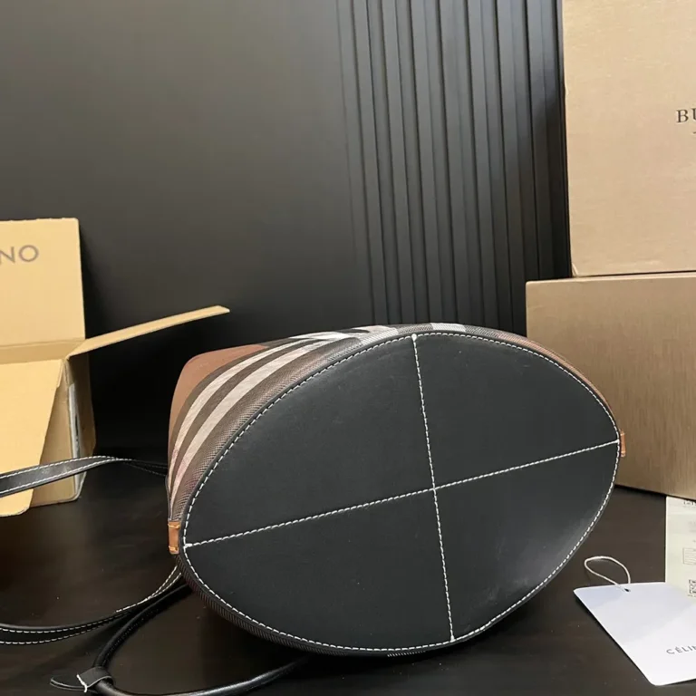 BURBERRY TB Bucket Bag 26*27CM - Image 6
