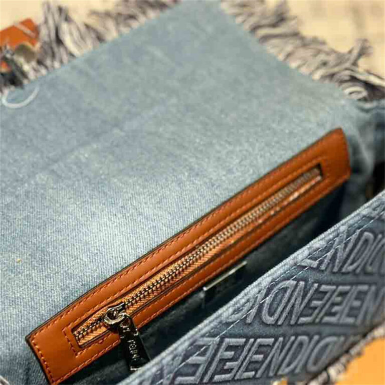 FENDI Women Bag Shoulder Bag 26-15CM - Image 4