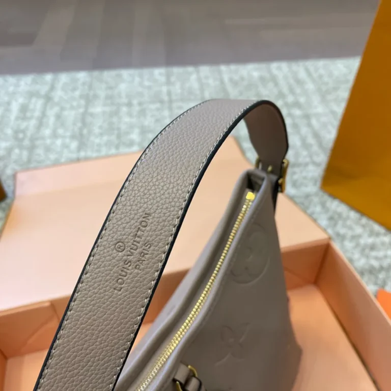LV Louis Vuitton CarryAll Bag 31*21CM - Image 3