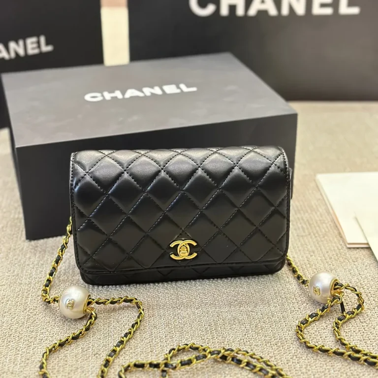 CHANEL Woc Handbag Lambskin 20*12CM