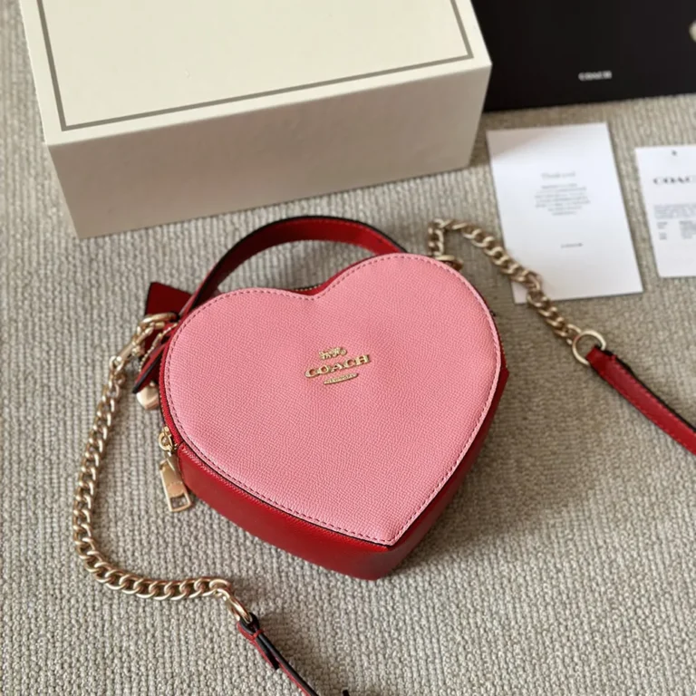 COACH Heart Crossbody Bag 18*14CM - Image 2