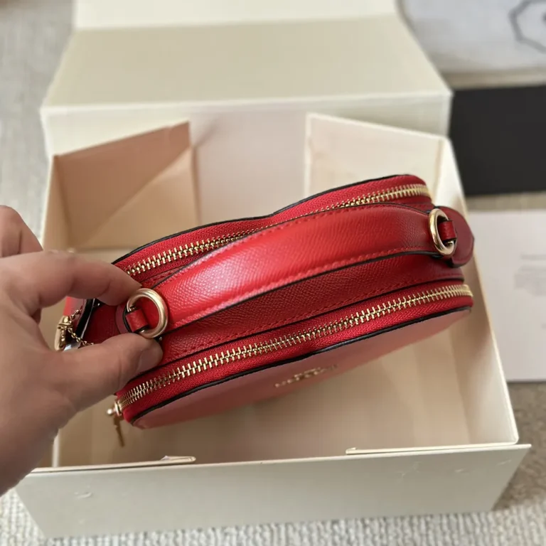 COACH Heart Crossbody Bag 18*14CM - Image 5