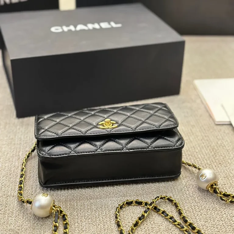 CHANEL Woc Handbag Lambskin 20*12CM - Image 5