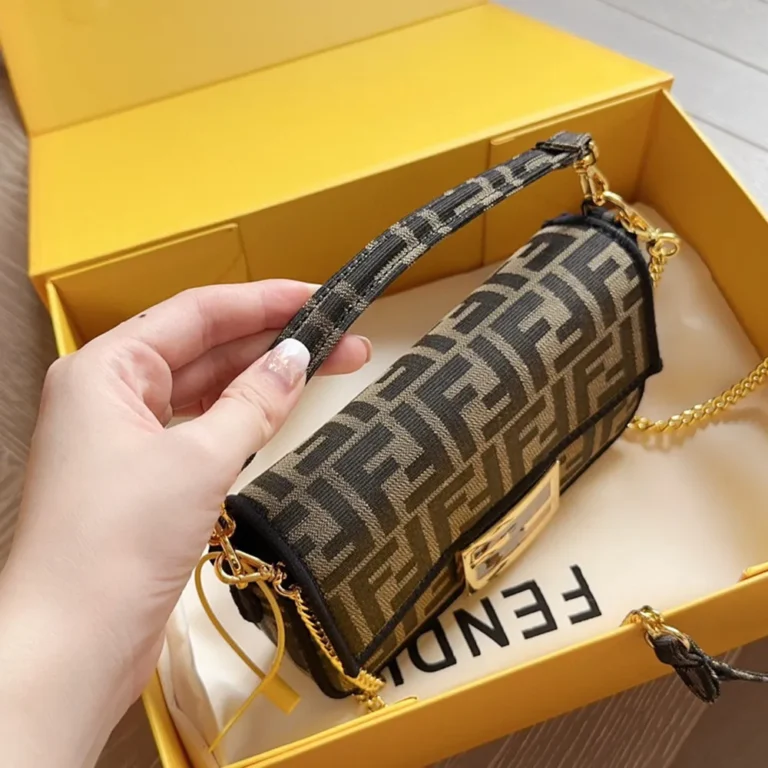 FENDI Baguette Bag 18*10CM - Image 3