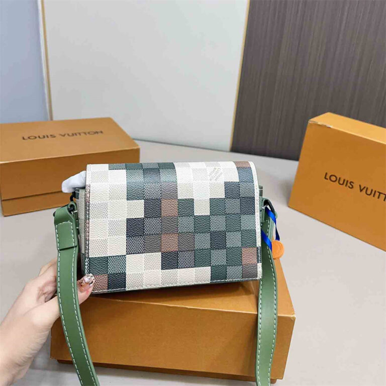 LV Women Bag Shoulder Bag 18-13CM - Image 3