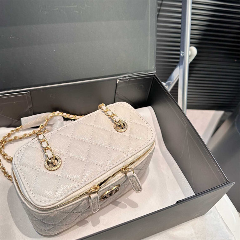 CHANEL Women Bag Cosmetic Bag 17-10CM - Image 4
