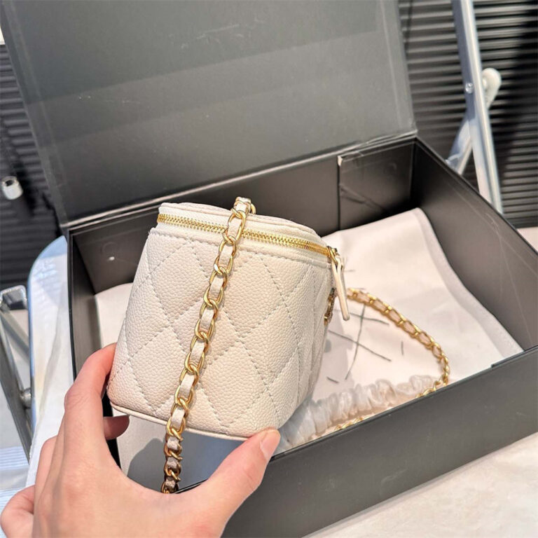 CHANEL Women Bag Cosmetic Bag 17-10CM - Image 5