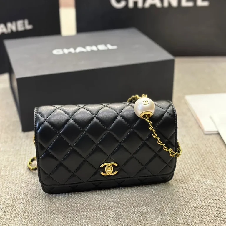 CHANEL Woc Handbag Lambskin 20*12CM - Image 3