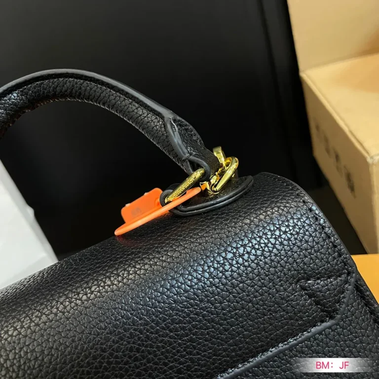 LV Louis Vuitton Twist Handbag 20*15CM - Image 4