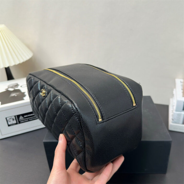 CHANEL Women Bag Cosmetic Bag 25-14CM - Image 4