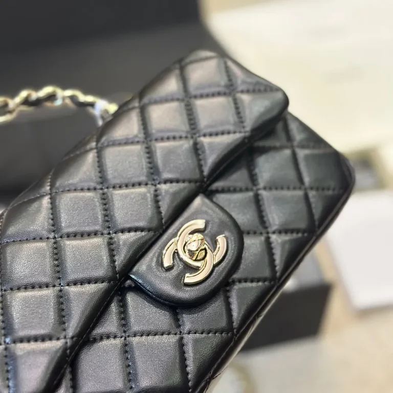 CHANEL CF Lambskin Classic Flap Bag 20*13CM - Image 3