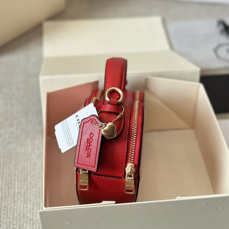 COACH Heart Crossbody Bag 18*14CM - Image 4
