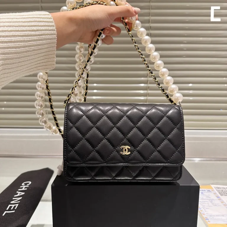 CHANEL Woc Handbag Lambskin 20*13CM
