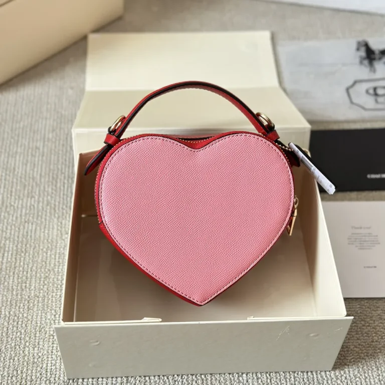 COACH Heart Crossbody Bag 18*14CM - Image 3