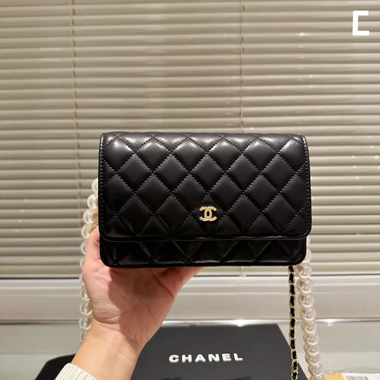 CHANEL Woc Handbag Lambskin 20*13CM - Image 4