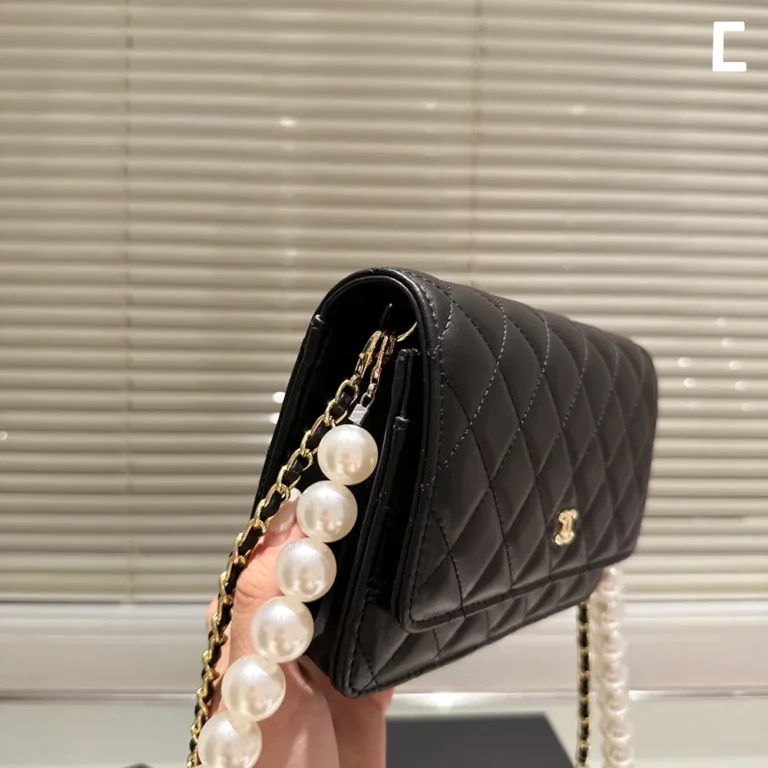 CHANEL Woc Handbag Lambskin 20*13CM - Image 7
