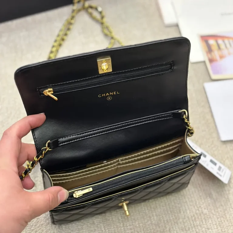 CHANEL Woc Handbag Lambskin 20*12CM - Image 7