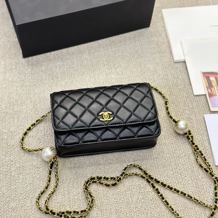CHANEL Woc Handbag Lambskin 20*12CM - Image 4