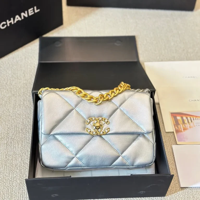 CHANEL 19 Handbag Lambskin 25CM - Image 3