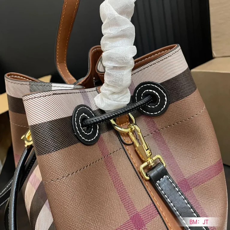 BURBERRY TB Bucket Bag 26*27CM - Image 3
